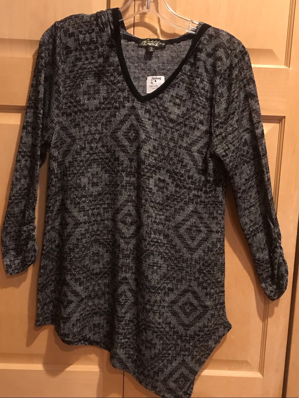 New Absolutely Famous Black and Gray Patterned V-Neck Tunic